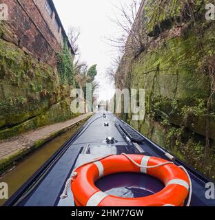 Vista da una barca stretta che viaggia attraverso il taglio in paesaggio rurale inglese campagna sul canale britannico della via d'acqua Foto Stock