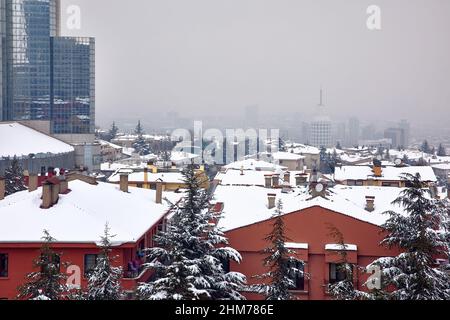 Dall'alto di Ankara la capitale della Turchia coperta di neve in inverno. Foto Stock