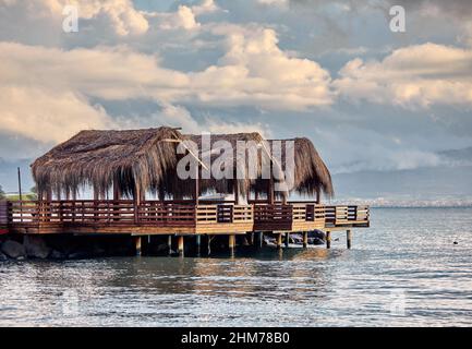 Sopra acqua bungalow passi nel mare a Bodrum, Akyarlar, Turchia. Foto Stock