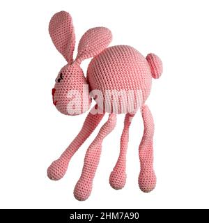 amigurumi coniglio rosa coccinato giocattolo isolato su sfondo bianco Foto Stock