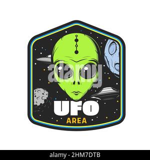 Icona dell'area UFO con faccia aliena verde. Mostri galassici, vita extraterrestre e spazio alieni vettore badge o emblema retrò. Adesivo vintage con volante Illustrazione Vettoriale