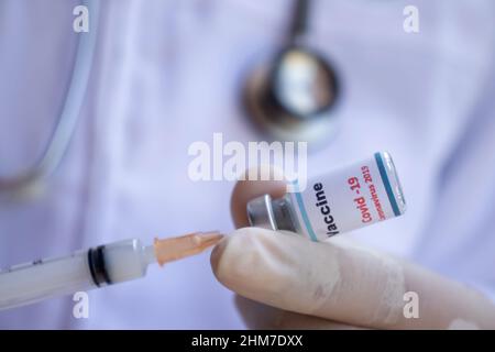 Medico che prepara il vaccino del coronavirus COVID-19 Foto Stock