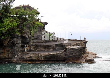 Una vista più ravvicinata di Tanah Lot, un tempio indù balinese sulla cima della scogliera e della formazione rocciosa. Preso gennaio 2022. Foto Stock