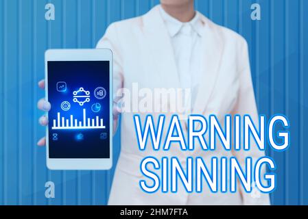 Visualizzazione concettuale Avviso sinning. Internet Concept Warning Sinning Lady premendo schermo del cellulare che mostra la tecnologia futuristica Foto Stock