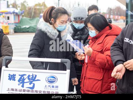 NANTONG, CINA - 8 FEBBRAIO 2022 - i cercatori di lavoro cercano informazioni ad una fiera di lavoro a Nantong, nella provincia di Jiangsu della Cina orientale, il 8 febbraio 2022. Foto Stock