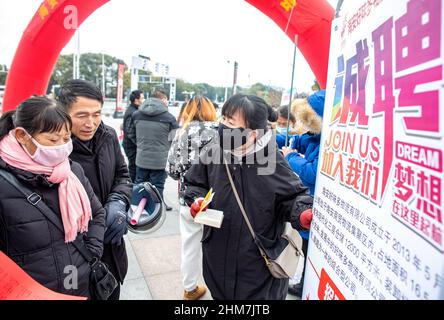 NANTONG, CINA - 8 FEBBRAIO 2022 - i cercatori di lavoro cercano informazioni ad una fiera di lavoro a Nantong, nella provincia di Jiangsu della Cina orientale, il 8 febbraio 2022. Foto Stock