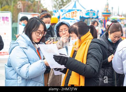 NANTONG, CINA - 8 FEBBRAIO 2022 - i cercatori di lavoro cercano informazioni ad una fiera di lavoro a Nantong, nella provincia di Jiangsu della Cina orientale, il 8 febbraio 2022. Foto Stock