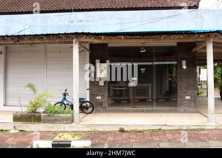 Motocicletta di fronte al negozio abbandonato al tempio Tanah Lot di Bali a causa di pandemie. Preso gennaio 2022. Foto Stock