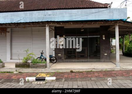 Motocicletta di fronte al negozio abbandonato al tempio Tanah Lot di Bali a causa di pandemie. Preso gennaio 2022. Foto Stock