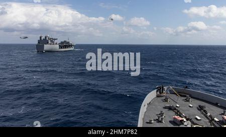 I marinai della Marina degli Stati Uniti assegnati a USS Green Bay (LPD 20) forniscono sicurezza durante una visita, bordo, ricerca e prove di sequestro nel Mare delle Filippine, 2 febbraio 2022. Il MEU 31st opera a bordo delle navi dell'America Amphibious Ready Group nell'area di attività della flotta del 7th per migliorare l'interoperabilità con alleati e partner e fungere da forza di reazione pronta a difendere la pace e la stabilità nella regione Indo-Pacific. (STATI UNITI Foto del corpo marino di Sgt. Danny Gonzalez) Foto Stock