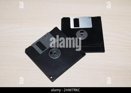 Due floppy disk su un tavolo in legno da vicino Foto Stock