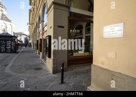 Firenze, Italia. Gennaio 2022. La targa che indica il livello di alluvione raggiunto dal fiume Arno nel centro della città nel 1966 su un muro nel centro della città Foto Stock