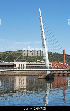 Ponte di vela (ponte pedonale) sul fiume Tawe, quartiere Marittimo, Swansea, Galles del Sud, Regno Unito Foto Stock