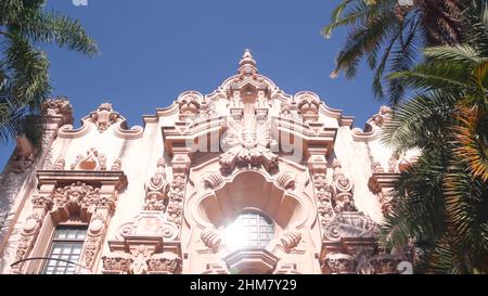 Architettura coloniale spagnola rivitalizzante a Balboa Park, San Diego, California USA. Edificio storico in stile classico barocco o romanticismo rococò. Casa o vecchio castello ornamentale stucco decorazione, arte antica Foto Stock