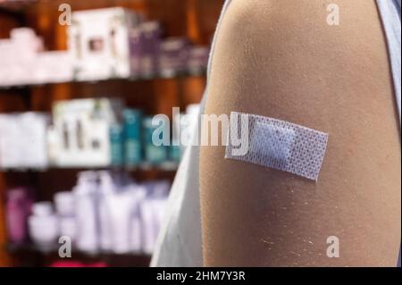 Magonza, Germania. 08th Feb 2022. La studentessa Julia si trova in una farmacia dopo la vaccinazione contro il coronavirus. A partire da febbraio 8, i farmacisti tedeschi potranno vaccinare contro il coronavirus. Credit: Sebastian Gollnow/dpa/Alamy Live News Foto Stock