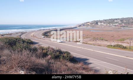 Pacific Coast Highway, Torrey Pines state Beach, auto che guidano sulla strada 1, superstrada 101 da San Diego a del Mar. Ocean onde di mare, litorale roadtrip estetico, viaggiando durante le vacanze. California Stati Uniti. Foto Stock