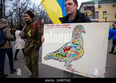 Mosca, Russia. 15th marzo 2014 Un uomo ha una bandiera anti-guerra con l'immagine di una colomba durante la marcia di pace da parte dell'anello del viale di Mosca centrale a sostegno del popolo ucraino e contro un'azione militare Foto Stock