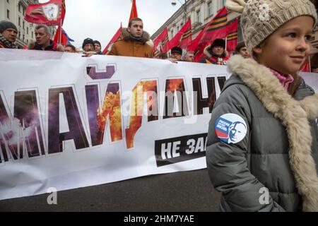 Mosca, Russia. 21st Febbraio, 2015 la bandiera principale della marcia degli attivisti del movimento 'Anti-Maidan' nel giorno del primo anniversario degli eventi sanguinosi sulla Maidan in Ucraina nel centro di Mosca, Russia Foto Stock