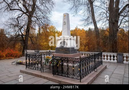 Pushkinskiye Gory, regione di Pskov, Russia - Ottobre 2021: La tomba del grande poeta russo Alexander Sergeevich Pushkin nel monastero di Svyatogorsky Foto Stock