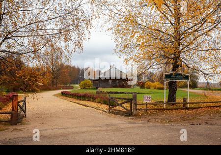 Pushkinskiye Gory, regione Pskov, Russia - Ottobre 2021: Tenuta Trigorskoye in autunno. Porta al parco maniero Foto Stock