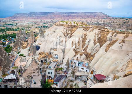 GOREME, CAPPADOCIA TURCHIA - 18 SETTEMBRE 2021 - Vista della città di Goreme con grotte in Cappadocia. Paesaggi favolosi delle montagne della Cappadoc Foto Stock