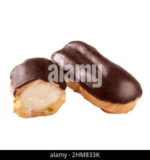 Choux pasticceria eclair con crema di latte crema di latte e glassa al cioccolato isolato su bianco Foto Stock