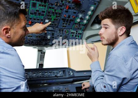 Aero maschio ingegnere di lavoro nel cockpit in elicottero Foto Stock