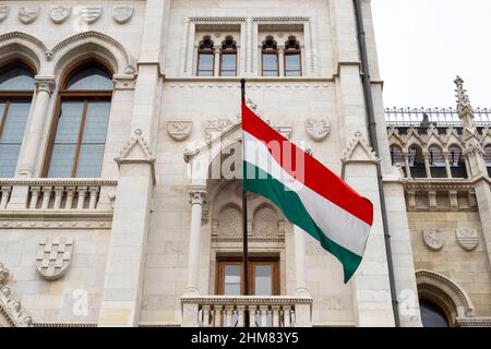 Bandiera dell'Ungheria sulla facciata del Parlamento ungherese a Budapest Foto Stock