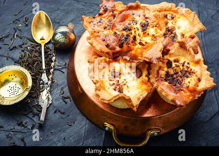 Gustosi muffin caserecci al formaggio fatti in casa. Dolce cupcake, tè party Foto Stock