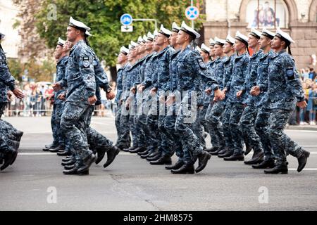 Ucraina, Kiev - 18 agosto 2021: Forze aeree. Ucraino militare. C'è un distacco di soccorritori. Soccorritori. Il sistema militare sta marciando nella sfilata. Marcia della folla. Soldati dell'esercito. Foto Stock