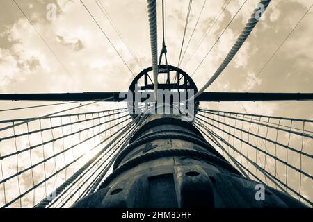 Palo di galeone che punta il cielo. Antichi rigging. Vela sull'oceano. Foto Stock