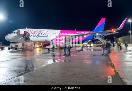DEBRECEN - JAN 17: Airplane wit Wizz logotipo Air presso l'aeroporto internazionale di Debrecen, 17. 01. 2022 in Ungheria Foto Stock