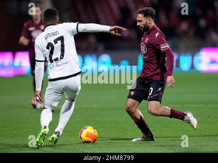 SALERNO, ITALIA - FEBBRAIO 07: Grigoris Kastanos degli Stati Uniti Salernitana compete per la palla con Kelvin Adou Amian di Spezia Calcio, durante la Serie A match tra US Salernitana e Spezia Calcio allo Stadio Arechi il 7 Febbraio 2022 a Salerno, Italia. (Foto tramite MB Media) Foto Stock