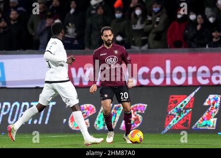 SALERNO, ITALIA - FEBBRAIO 07: Grigoris Kastanos degli Stati Uniti Salernitana compete per la palla con Emmanuel Gyasi di Spezia Calcio, durante la Serie A match tra US Salernitana e Spezia Calcio allo Stadio Arechi il 7 Febbraio 2022 a Salerno, Italia. (Foto tramite MB Media) Foto Stock