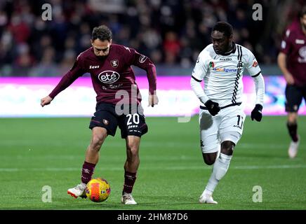 SALERNO, ITALIA - FEBBRAIO 07: Grigoris Kastanos degli Stati Uniti Salernitana compete per la palla con Emmanuel Gyasi di Spezia Calcio, durante la Serie A match tra US Salernitana e Spezia Calcio allo Stadio Arechi il 7 Febbraio 2022 a Salerno, Italia. (Foto tramite MB Media) Foto Stock