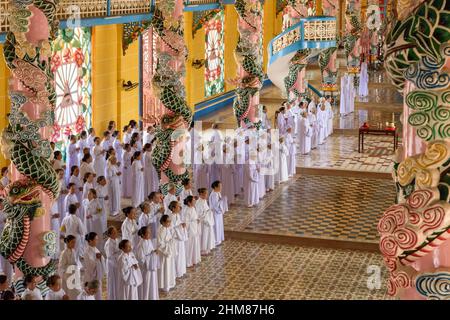 Adoratori Caodaisti al Tempio di Cao dai, villaggio di Long Than, provincia di Tay Ninh, a nord-ovest di ho Chi Minh City (Saigon), Vietnam del Sud Foto Stock