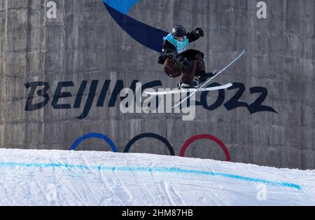 Pechino, Hebei, Cina. 7th Feb 2022. Simo Peltola, Finlandia qualificazione maschile Freeski Big Air alle Olimpiadi invernali di Pechino 2022, 7 febbraio 2022. (Credit Image: © Mark Edward Harris/ZUMA Press Wire) Foto Stock