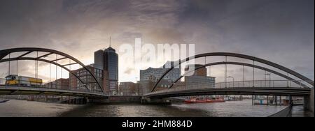 L'Elbphilharmonie ad Amburgo al mattino presto, con il tempo del sole Foto Stock