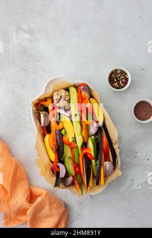Verdure fresche tritate cucinate al forno in vari piatti di ceramica, vista dall'alto Foto Stock