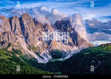 Cime e pareti rocciose a nord del gruppo pala, nubi tempesta che si costruiscono, visto da sopra il Passo Valles. Foto Stock