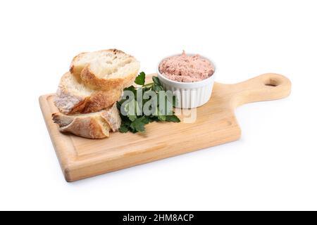 Tavola con fette di baguette, patata e prezzemolo isolato su sfondo bianco Foto Stock