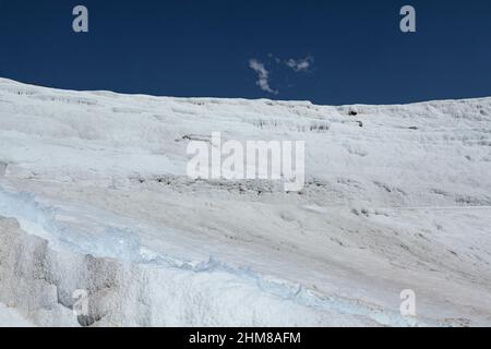 Piscine turchesi su terrazze in travertino a Pamukkale, Turchia Foto Stock