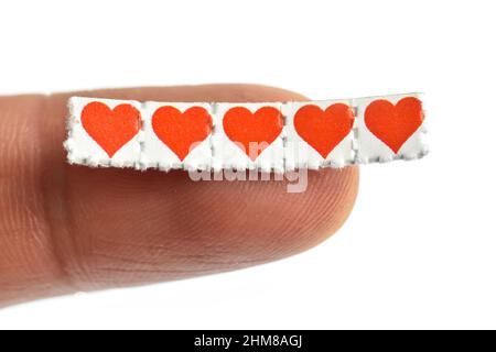 Amore cuori viaggi, carta blotting impregnata con il farmaco L.S.D.- acido lisergico dietilamide. Foto Stock