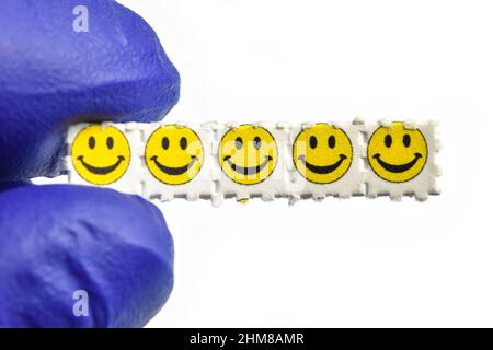 Smiley viso acido viaggi, carta blotting impregnato con il farmaco L.S.D.- acido lisergico dietilammide. Foto Stock