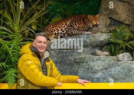 Londra, Regno Unito. 8 febbraio 2022. Chris Packham, alla presentazione di The Living Billboard, un'installazione del 4D che include Lily, il primo leopardo animatronico al mondo, all'Observation Point sulla Southbank di Londra. L'installazione dà vita al Delta dell'Okavango in Botswana e presenta l'episodio "The Eye of the Leopard" della Big Cat Week di National Geographic WILD, oltre a sensibilizzare l'opinione pubblica sulla Big Cat Initiative, un'organizzazione che lavora per fermare il declino dei grandi gatti in natura. Credit: Stephen Chung / Alamy Live News Foto Stock