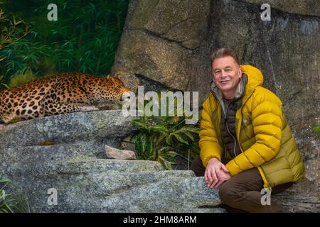 Londra, Regno Unito. 8 febbraio 2022. Chris Packham, alla presentazione di The Living Billboard, un'installazione del 4D che include Lily, il primo leopardo animatronico al mondo, all'Observation Point sulla Southbank di Londra. L'installazione dà vita al Delta dell'Okavango in Botswana e presenta l'episodio "The Eye of the Leopard" della Big Cat Week di National Geographic WILD, oltre a sensibilizzare l'opinione pubblica sulla Big Cat Initiative, un'organizzazione che lavora per fermare il declino dei grandi gatti in natura. Credit: Stephen Chung / Alamy Live News Foto Stock