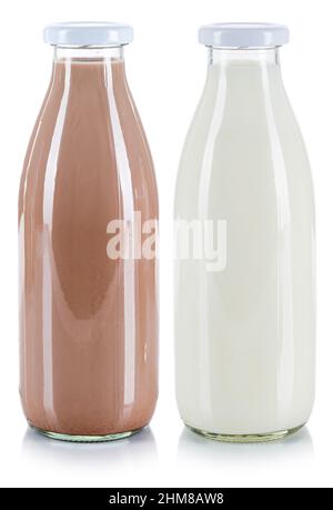 Bottiglie di latte fresco e bevande al cioccolato isolate su sfondo bianco Foto Stock