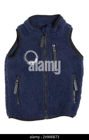 Gilet in pelliccia. Un gilet in pelliccia blu con fodera in lana blu e cerniera per il ragazzino isolato su sfondo bianco. Bambino primavera e moda autunno. Foto Stock