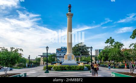 Monumento a Jose Marti in Plaza de Marte. Il pezzo è costituito da una colonna con un cappuccio frigio sulla parte superiore. La piazza pubblica è un luogo famoso Foto Stock