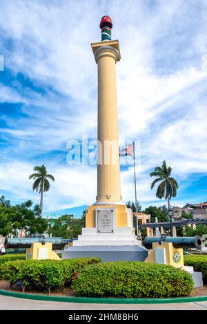 Monumento a Jose Marti in Plaza de Marte. Il pezzo è costituito da una colonna con un cappuccio frigio sulla parte superiore. La piazza pubblica è un luogo famoso Foto Stock
